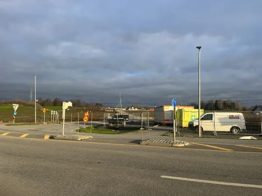 Det blir omkjøring via Hjellumvegen for bilister og buss mens arbeidet i Kongsvegen pågår. Foto: Tor Erik Bakken.