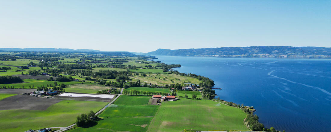 Stange vestbygd og Mjøsa sett fra Hias. Dronefoto: Bård Bratlie