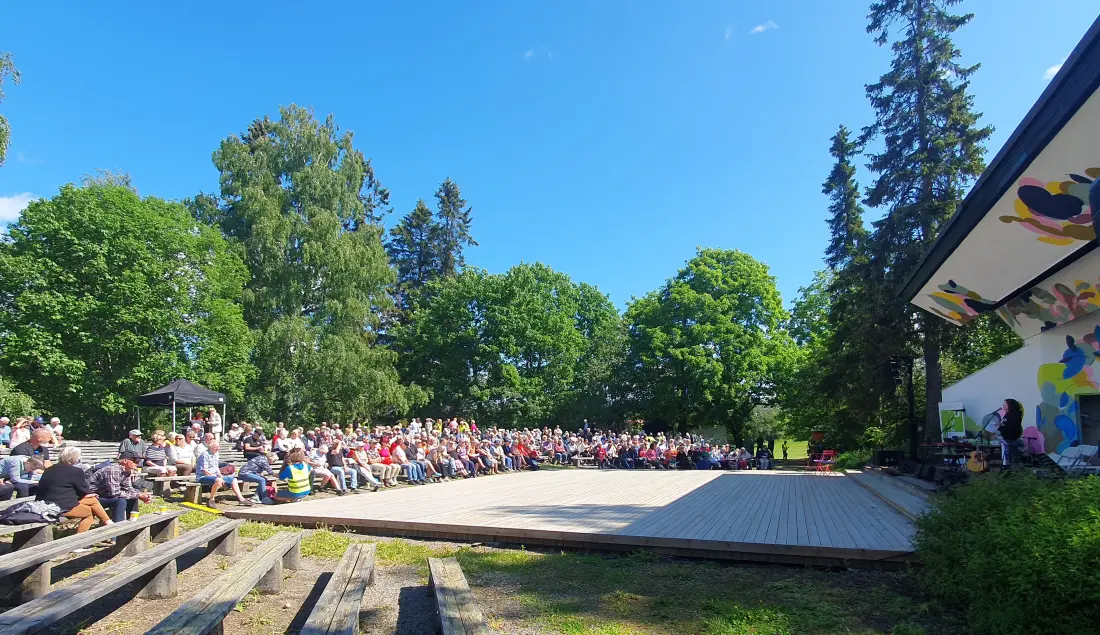 Strålende solskinn og god underholdning for eldre på Domkirkeodden. Foto: Gunhild Smedås