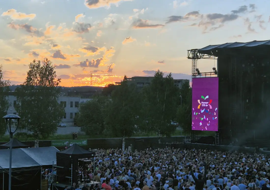 Den gode stemningen på arenaen ble forsterket av et strålende vær; solskinn og 26 grader