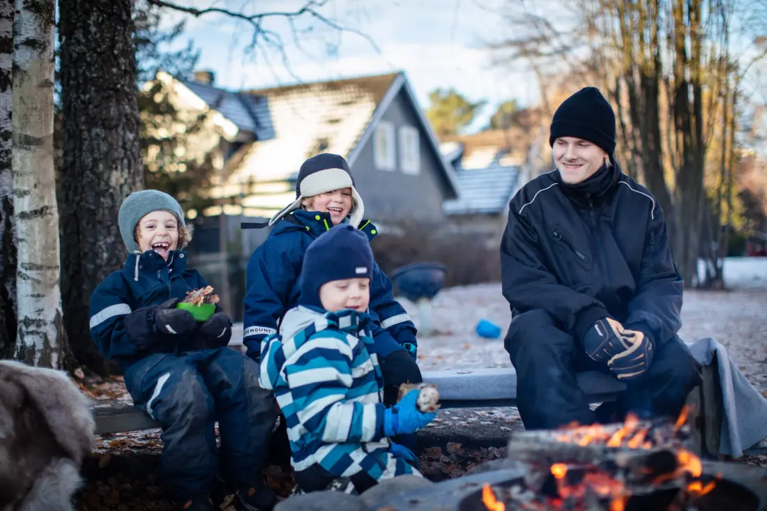 Helse skapes der folk lever, bor og arbeider. Foto fra en av Hamars barnehager der de har gode stunder rundt bålet. Foto Jens Haugen, ANTI.