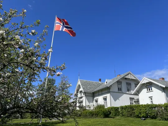 Det flagges ved Hamar bispegård. Foto: Hamar bispedømmeråd.