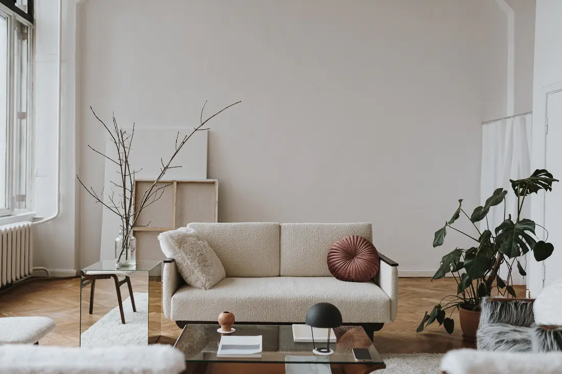 Illustrasjon som viser en utleiebolig med en liten sofa. Adobe Stock foto.