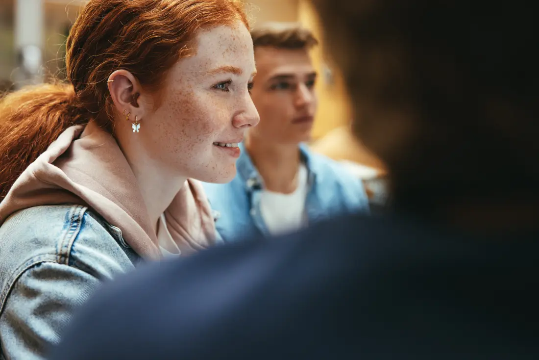 Ungdom som sitter samlet. Foto: Adobe Stock